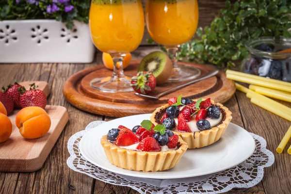 Frische hausgemachte Obsttorte mit Erdbeeren und Blaubeeren. — Stockfoto