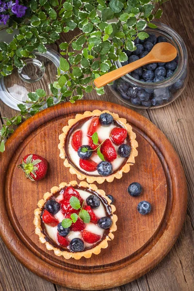 Frische hausgemachte Obsttorte mit Erdbeeren und Blaubeeren. — Stockfoto