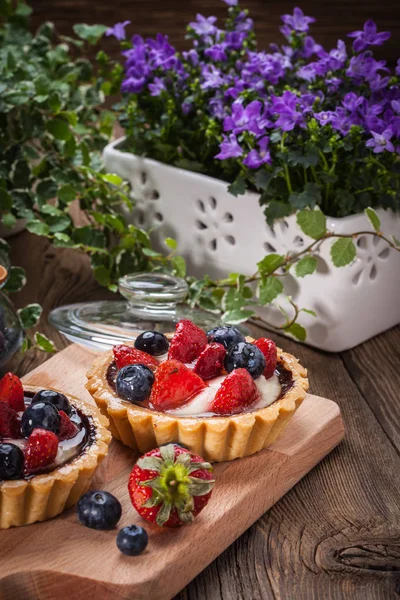 Frische hausgemachte Obsttorte mit Erdbeeren und Blaubeeren. — Stockfoto