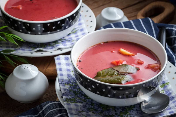 Minestra rossa vegetariana - borsch in boccia verde . — Foto Stock