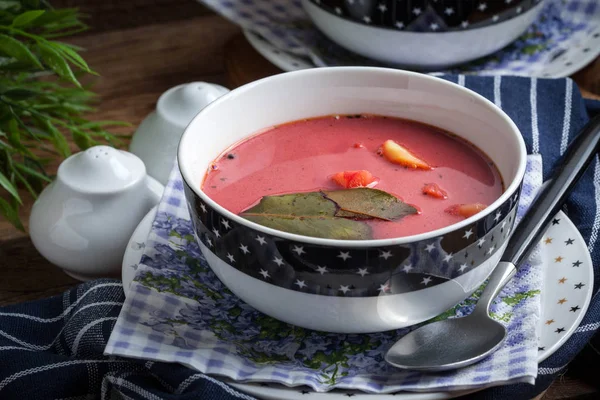 Vegetarische rode soep - borsch in groene kom. — Stockfoto