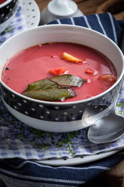 Vegetariánské červená polévka - boršč v zelené mísy. — Stock fotografie