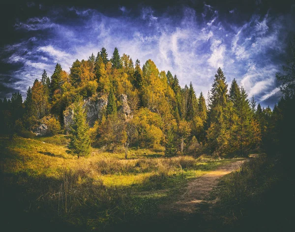 秋の山の風景。ヴィンテージ効果. — ストック写真