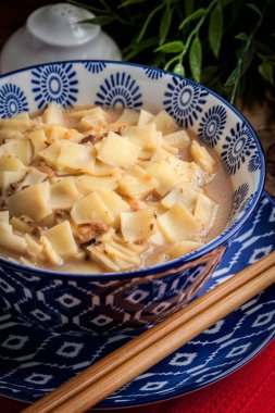 erişte ile mantar çorbası.