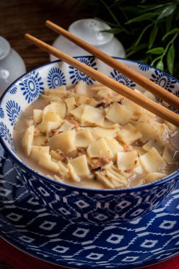 erişte ile mantar çorbası.