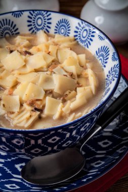 erişte ile mantar çorbası.