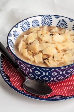 erişte ile mantar çorbası.