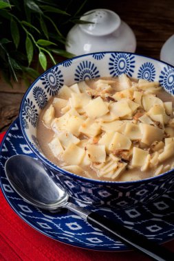 erişte ile mantar çorbası.