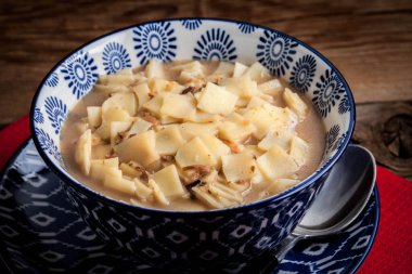 erişte ile mantar çorbası.