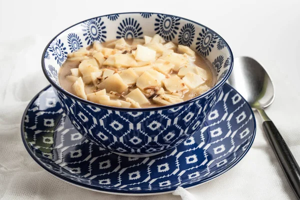 erişte ile mantar çorbası.