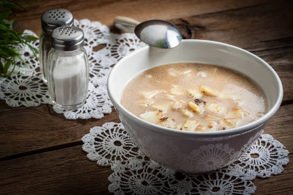 erişte ile mantar çorbası.