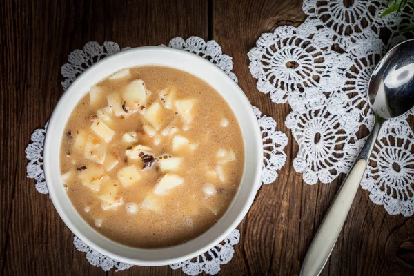 erişte ile mantar çorbası.