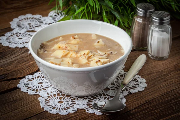 erişte ile mantar çorbası.