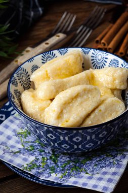 Tarçın ve şeker ile tembel köfte.