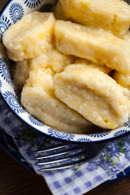 Tarçın ve şeker ile tembel köfte.