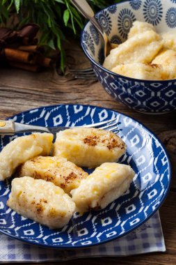 Tarçın ve şeker ile tembel köfte.