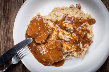 Lahana ile kızarmış sığır eti.