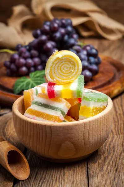 Красочные конфеты из желе в деревянной чаше . — стоковое фото