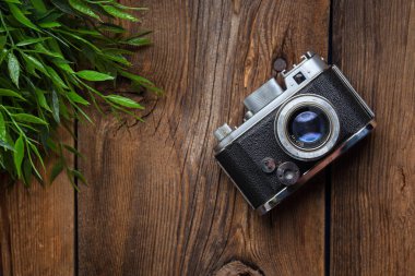 Ahşap arka planda klasik kamera.