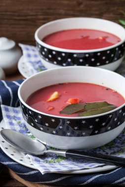 Vejetaryen kırmızı çorba - borsch yeşil kase.