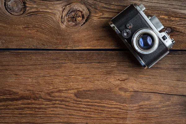 Винтажная камера на деревянном фоне. — стоковое фото