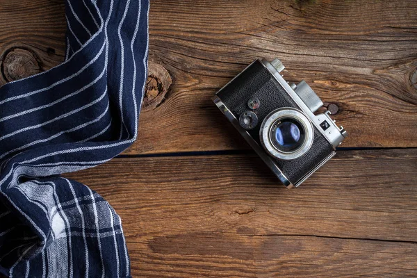 Vintage kamera på trä bakgrund. — Stockfoto