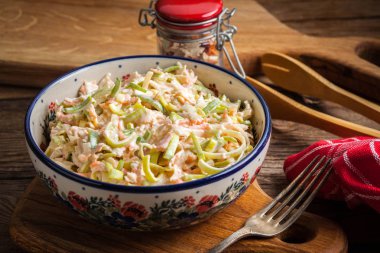 pırasa, havuç ve elma salatası.