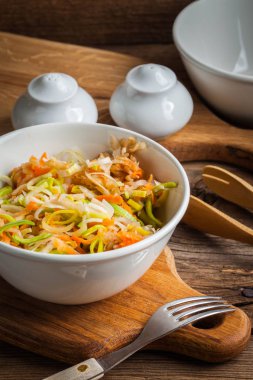 pırasa, havuç ve elma salatası.