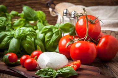 Mozzarella peyniri, domates ve fesleğen.