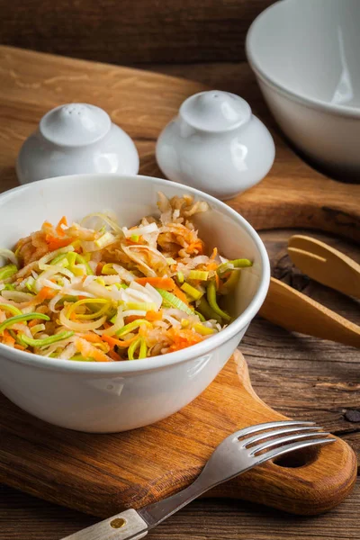 pırasa, havuç ve elma salatası.