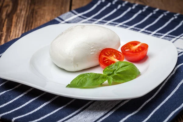 Mozzarella, Tomaten und Basilikum. — Stockfoto