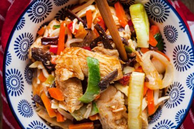 Kase sebze ile kızarmış tavuk.