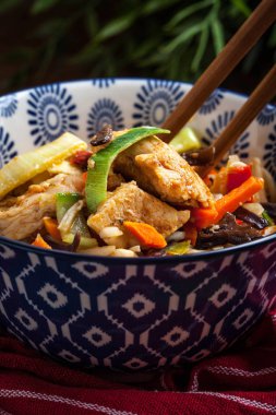 Kase sebze ile kızarmış tavuk.