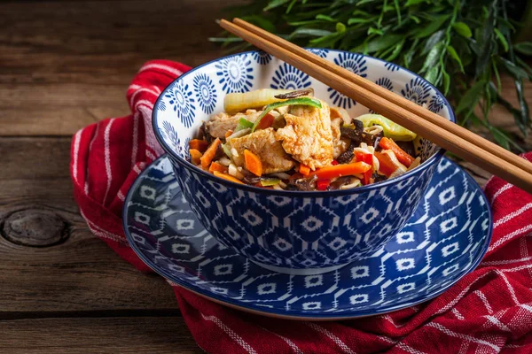 Bowl of fried chicken with vegetables. — Stock Photo, Image