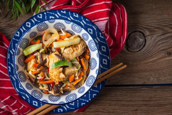 Bowl of fried chicken with vegetables. — Stock Photo, Image