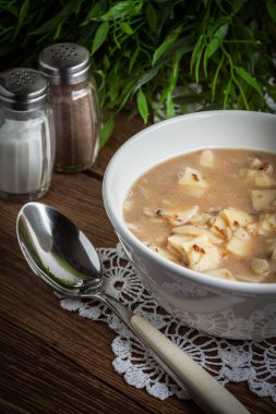 erişte ile mantar çorbası.