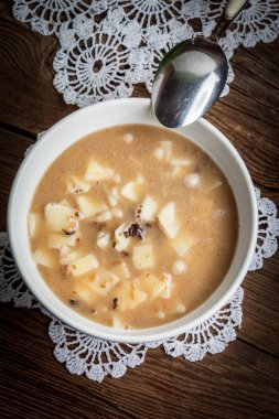 erişte ile mantar çorbası.