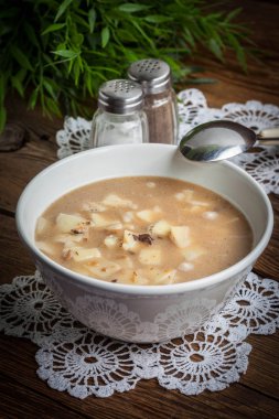 erişte ile mantar çorbası.