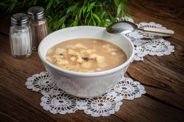 erişte ile mantar çorbası.