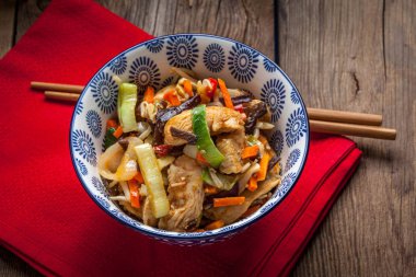 Kase sebze ile kızarmış tavuk.