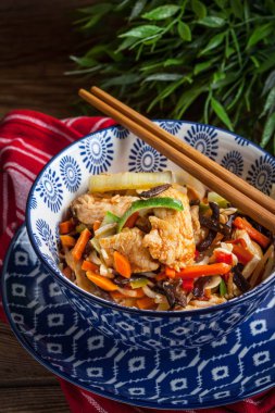 Kase sebze ile kızarmış tavuk.