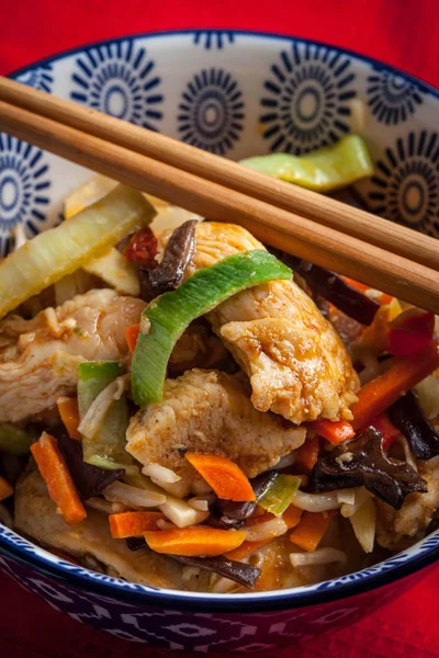 Bowl of fried chicken with vegetables. — Stock Photo, Image