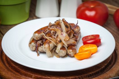 Fried kızarmış beyaz sosis plate.white sucuk soğan ile