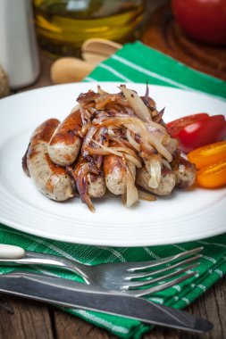 Fried kızarmış beyaz sosis plate.white sucuk soğan ile