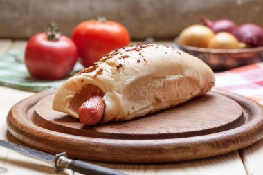 Hamur içinde pişmiş sosis.