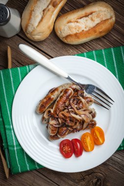 Fried kızarmış beyaz sosis plate.white sucuk soğan ile