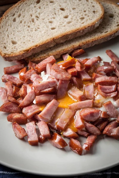 Wurststücke gebraten mit Ei. — Stockfoto