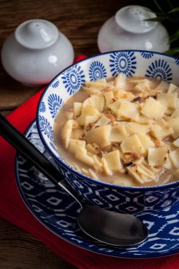 erişte ile mantar çorbası.