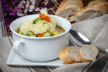 taze ev yapımı sebze çorbası.