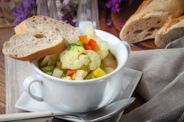 taze ev yapımı sebze çorbası.